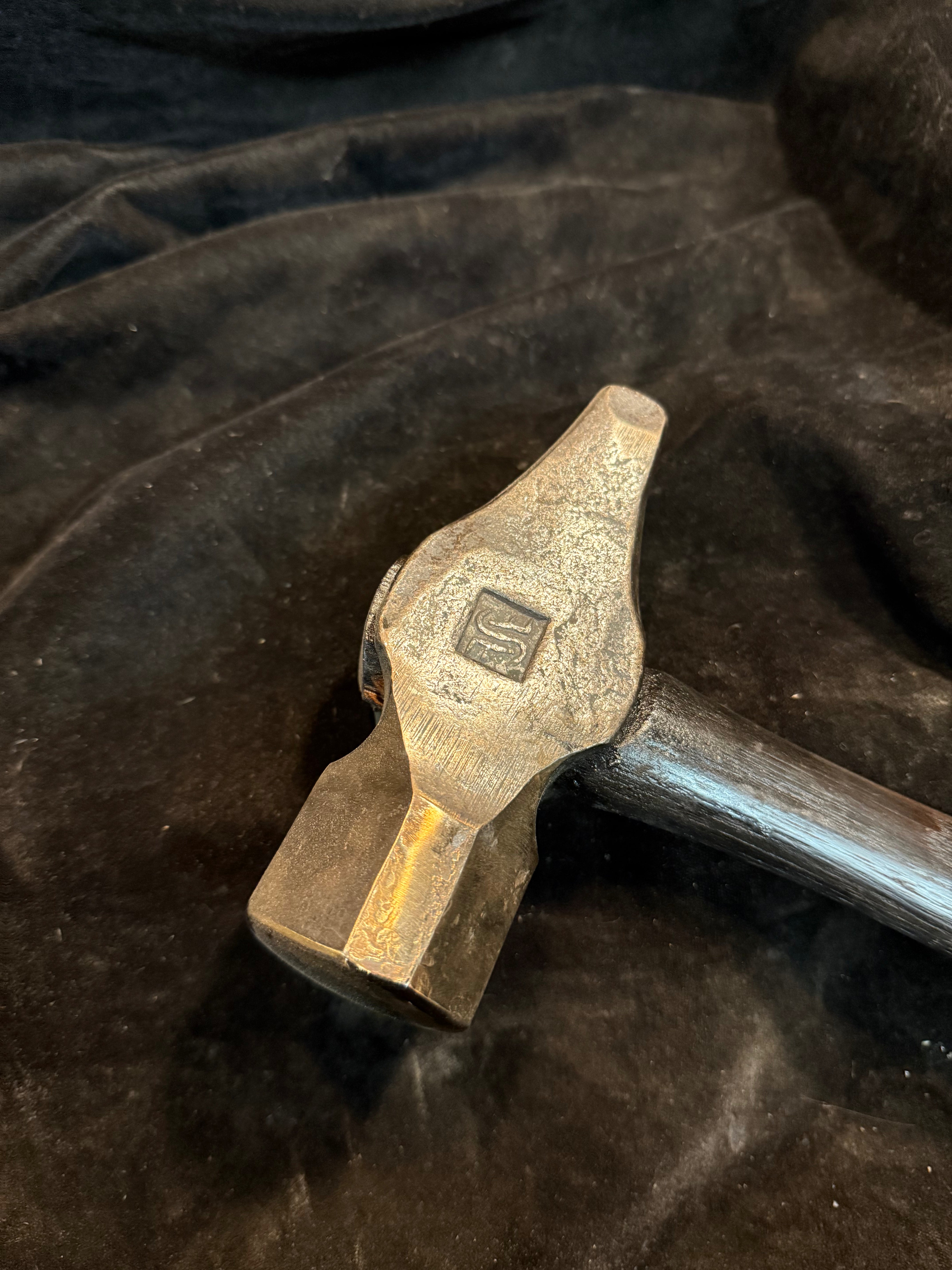 Diagonal face hammer