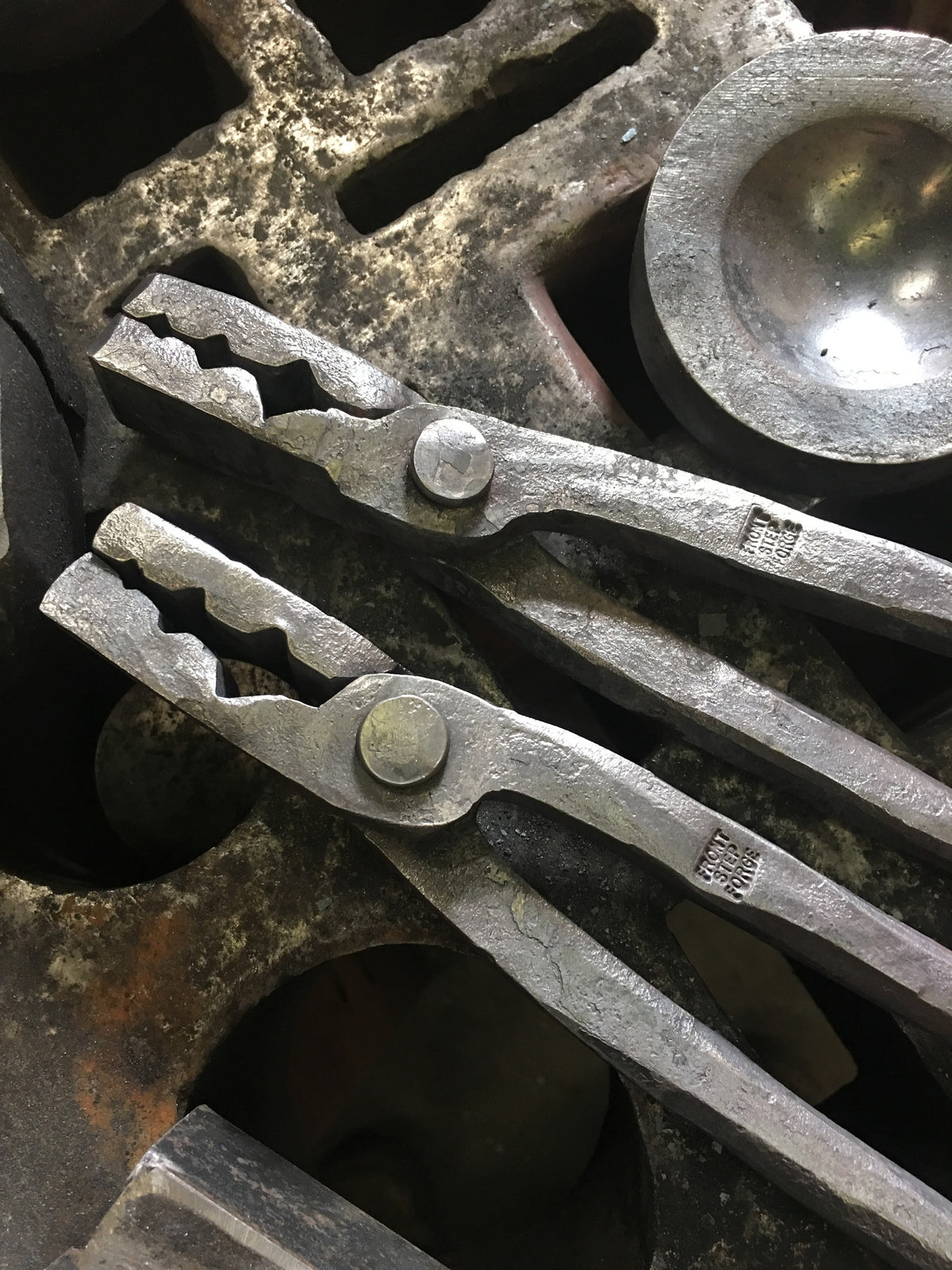 Wolfs jaw tongs - Heritage grade