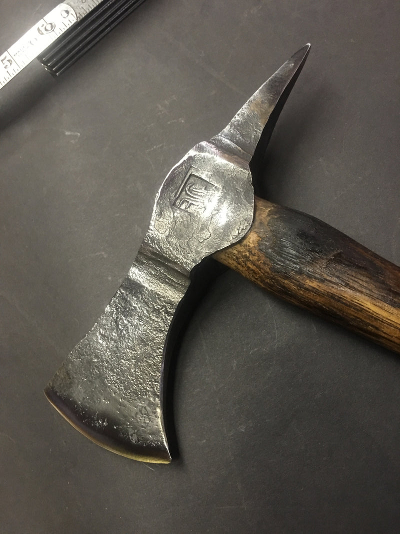 Throwing axe