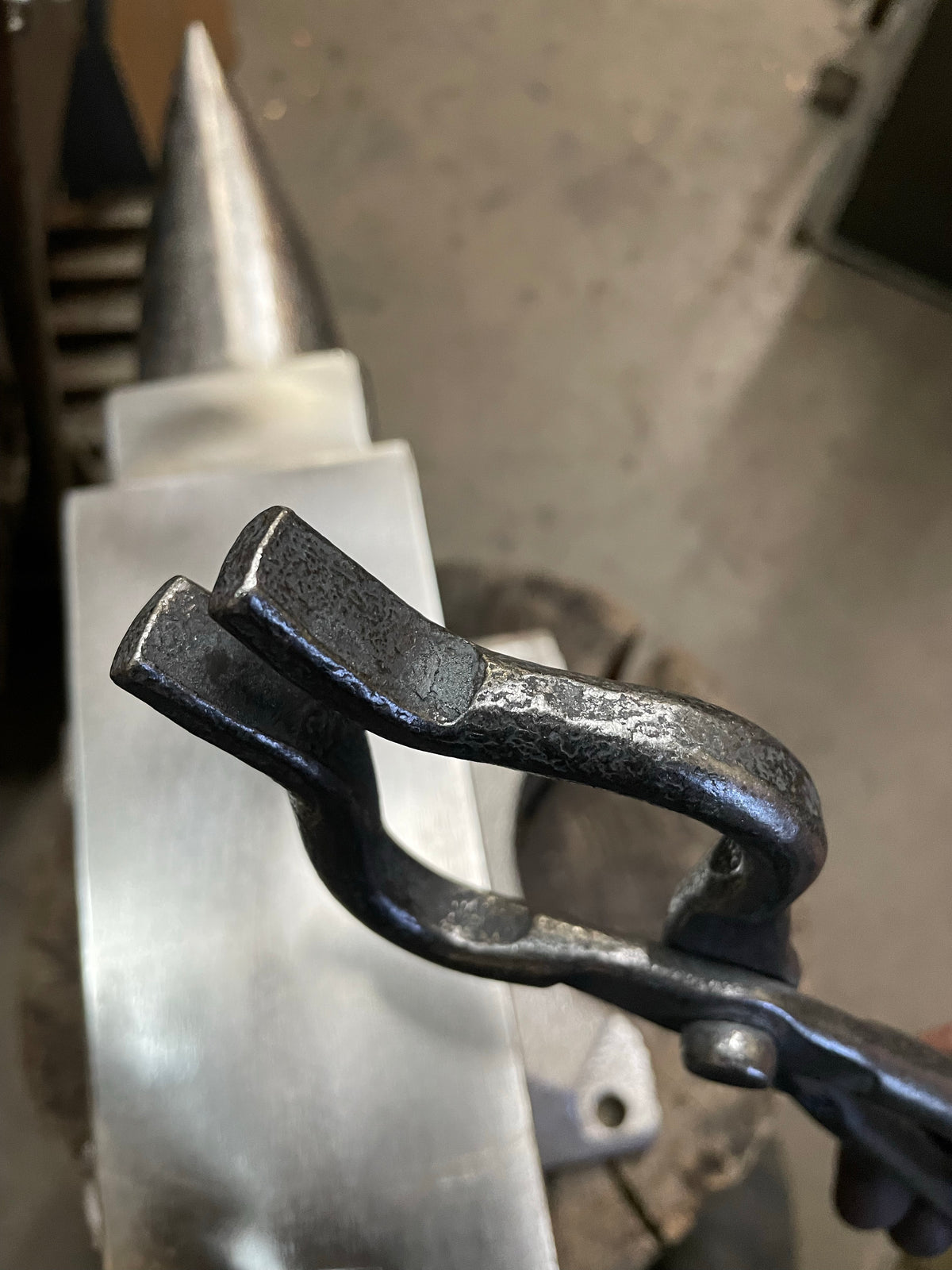 Everyday flat bit tongs