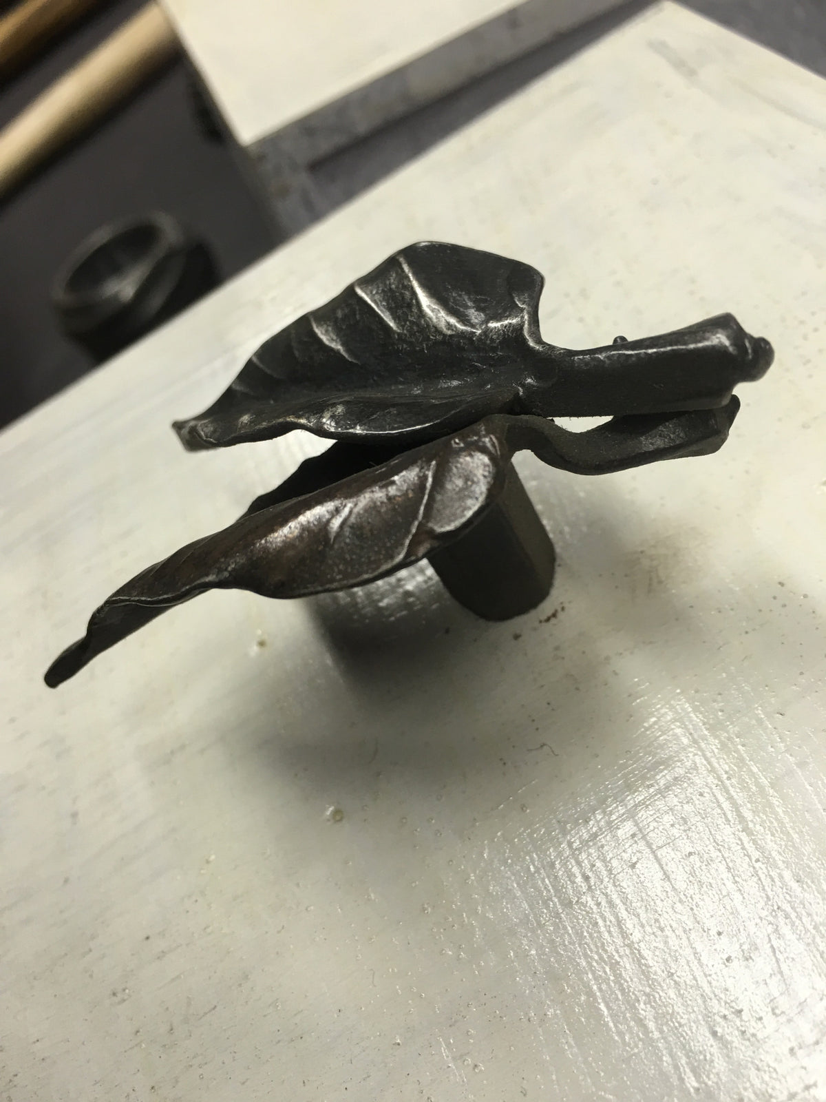 Double leaf cabinet knob
